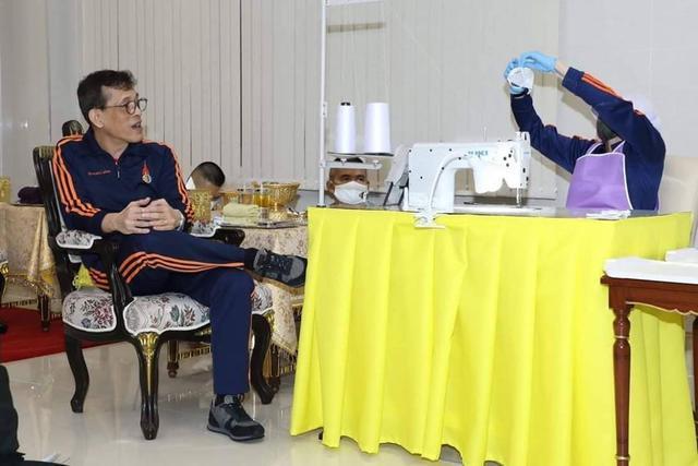 花心泰王也温柔？结婚周年陪王后穿情侣装，满脸宠溺给娇妻打下手