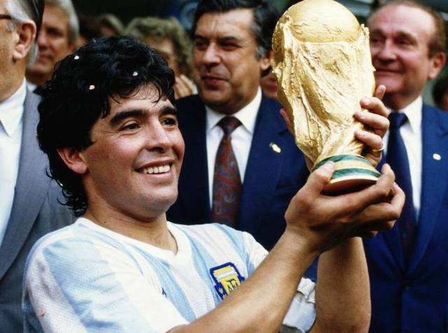 一场岛屿战争，两种不同命运，为何说成全了一代“球王”？