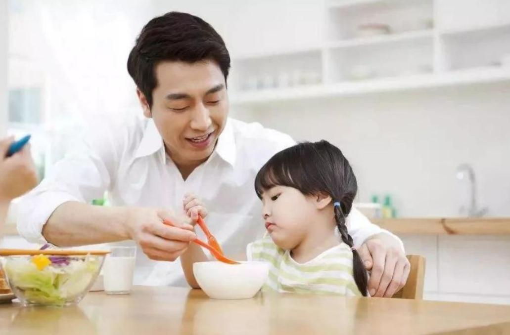 孩子每天三餐都吃为何瘦得皮包骨,孩子明明吃得多还是瘦