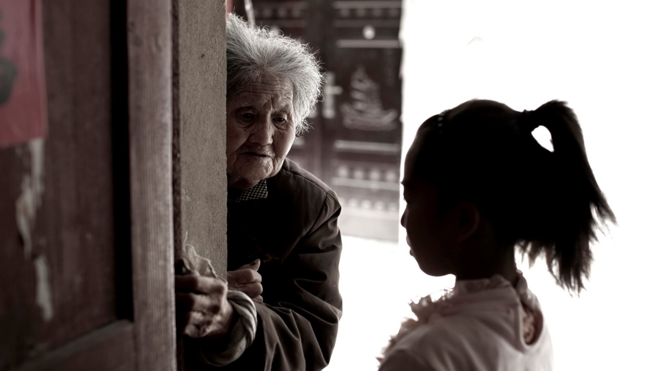 孩子冷漠与家长不亲？可能与他们的留守有关，试试以下三种方法