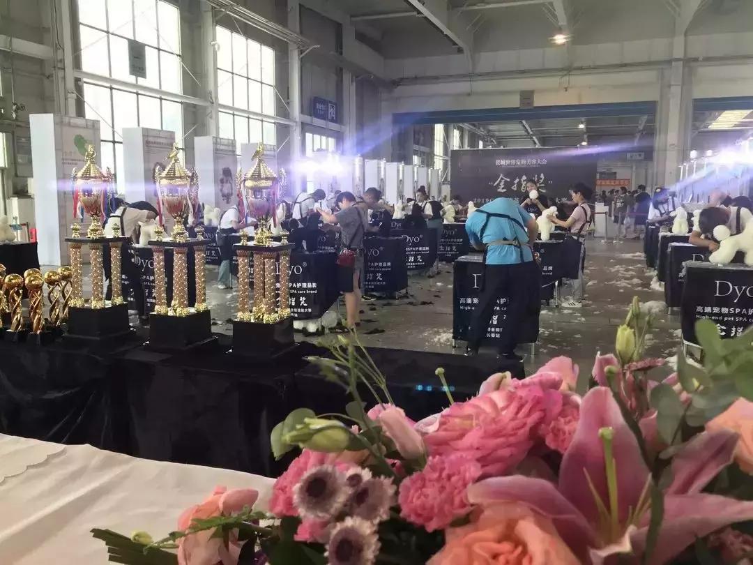 美容行业一个月能赚10000吗,美容师月薪上万是真的吗