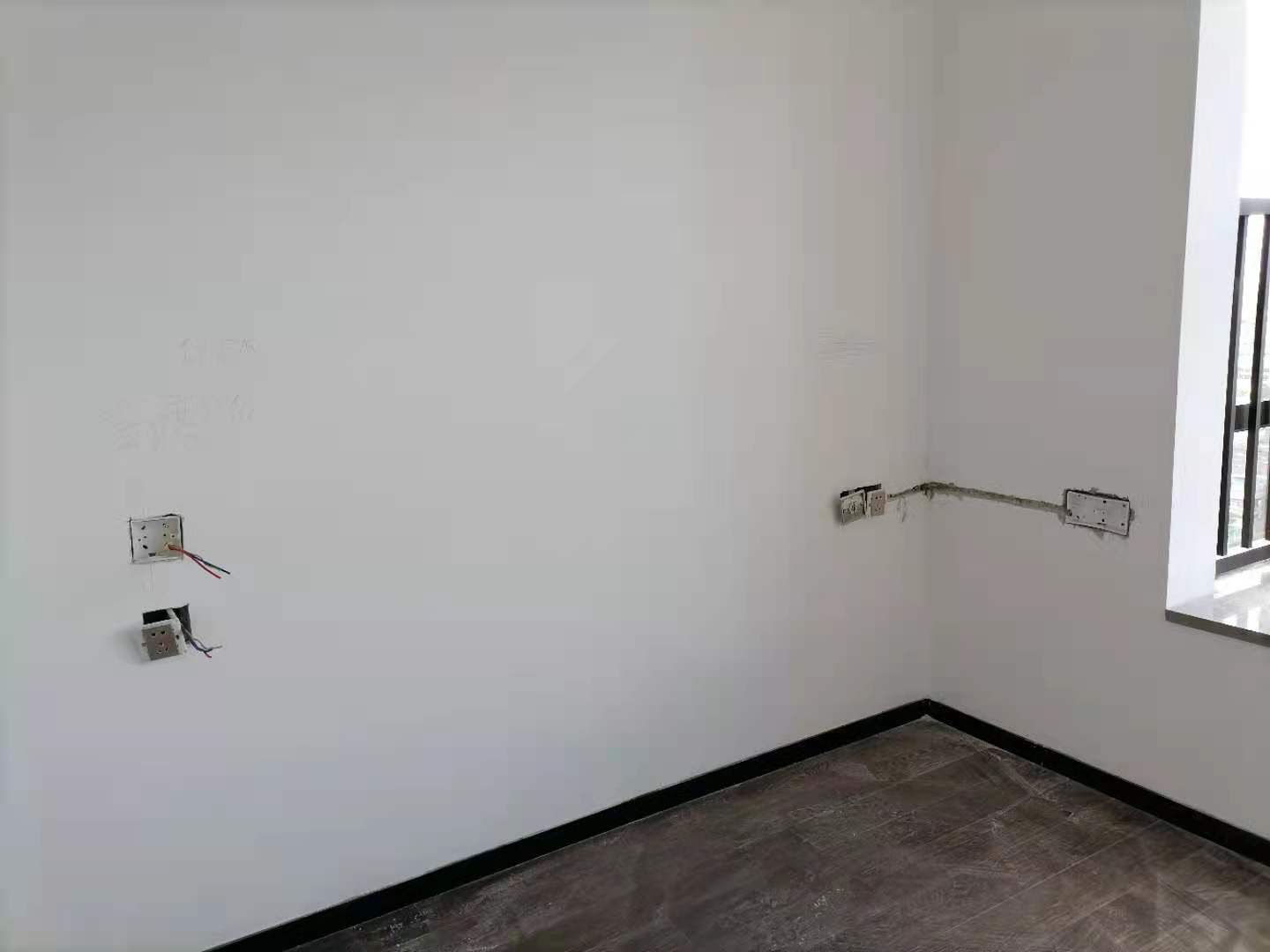 插座位置不对瓷砖贴好怎么移动,精装房的插座怎么改动