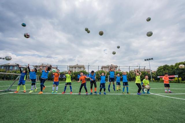 3-7岁小朋友足球训练热身,释放天性训练体适能