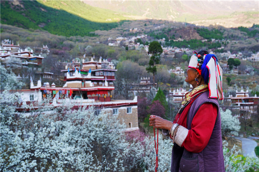 甘孜州有个很漂亮的村寨,甘孜州藏寨