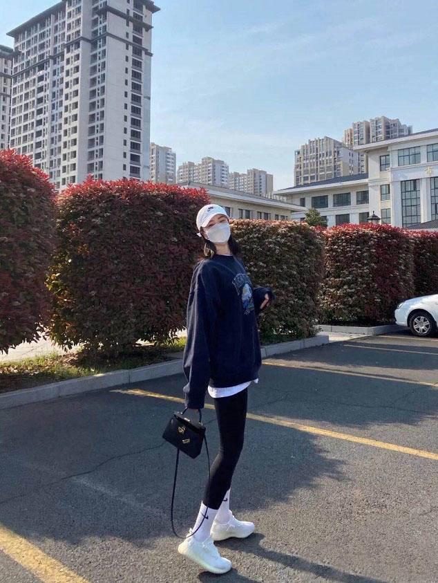 冬季阔脚裤搭配卫衣,过膝长款卫衣配瑜伽裤