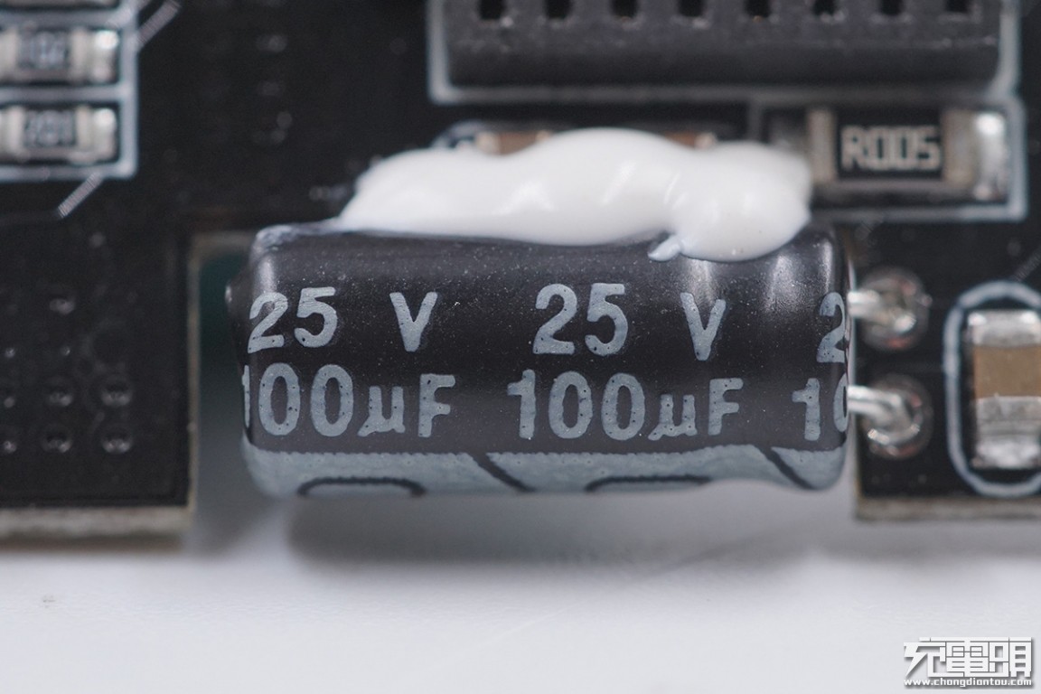 巨能移动电源拆解,绿巨能移动电源评测