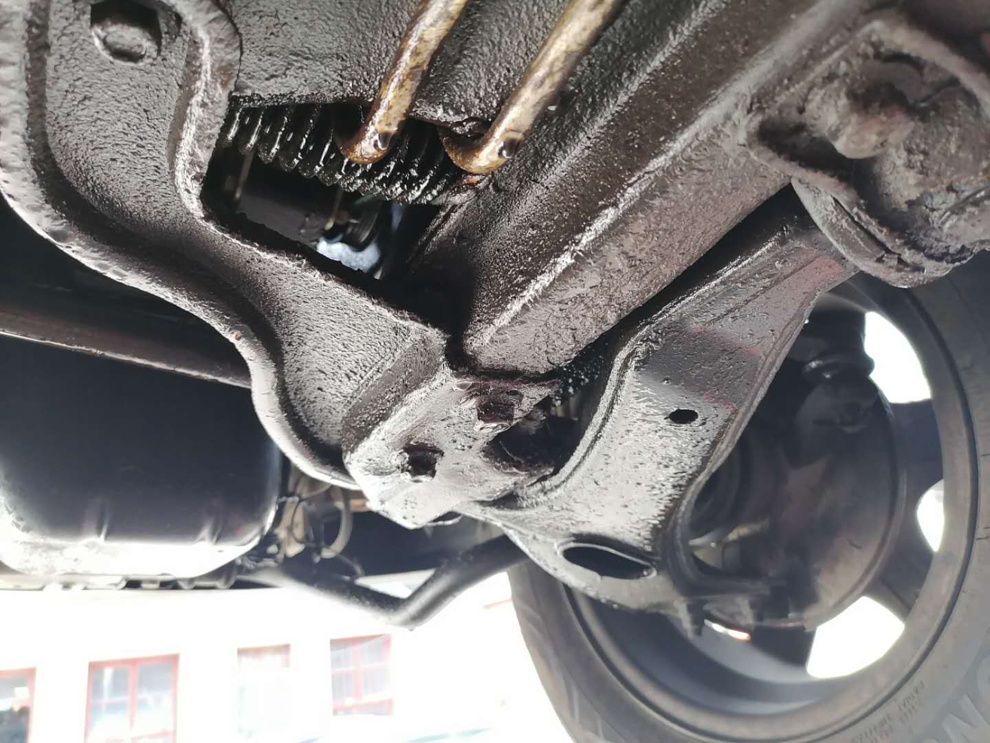 发动机漏油和烧机油大修多少钱,发动机漏油维修费用明细表