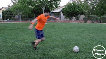 足球基本知识和球性,足球基本功训练拉球绕过另一条腿