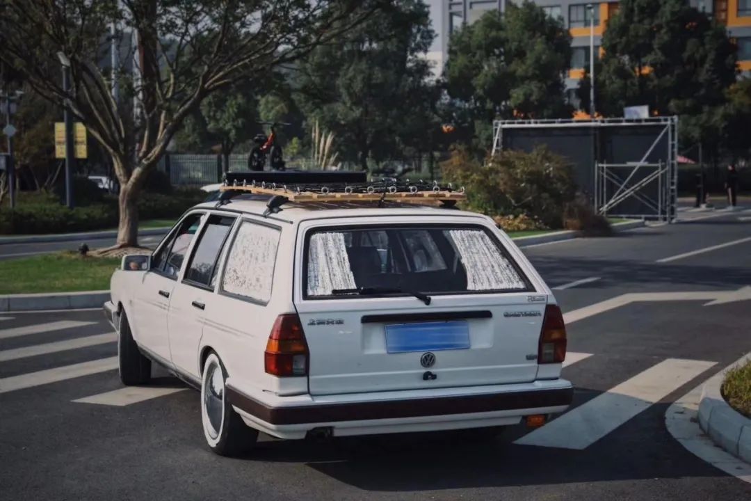 同时拥有好几辆摩托车,同时有多辆越野车