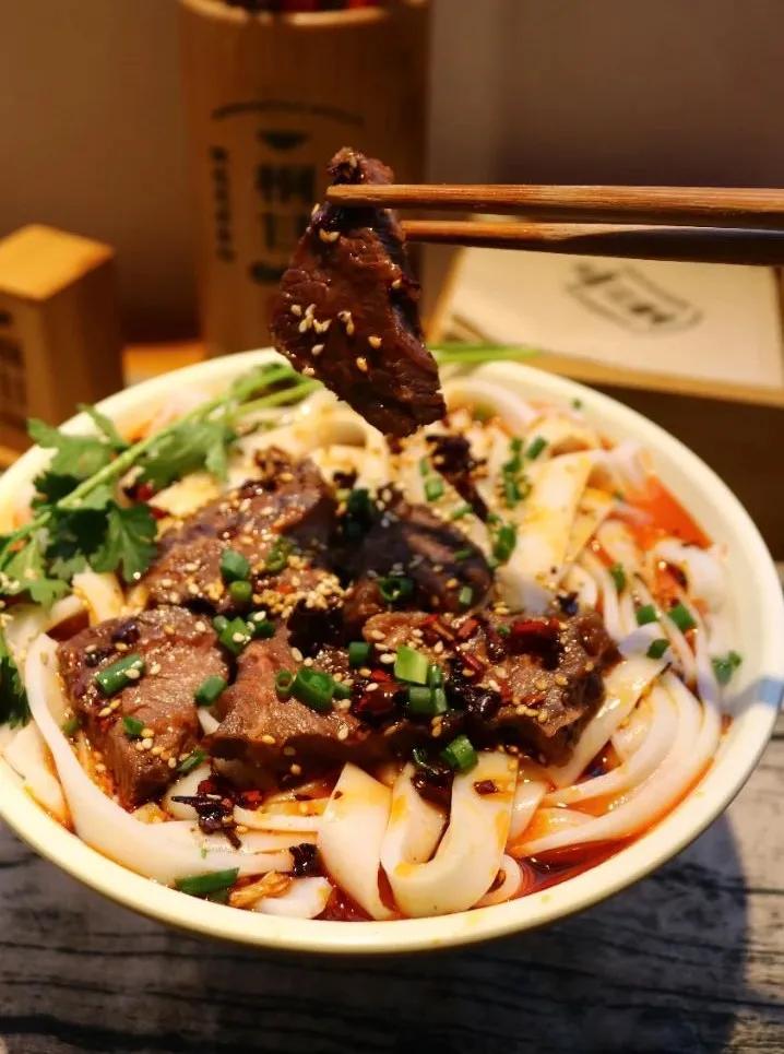 我只吃小面！打卡了这家手工粉后我真香了