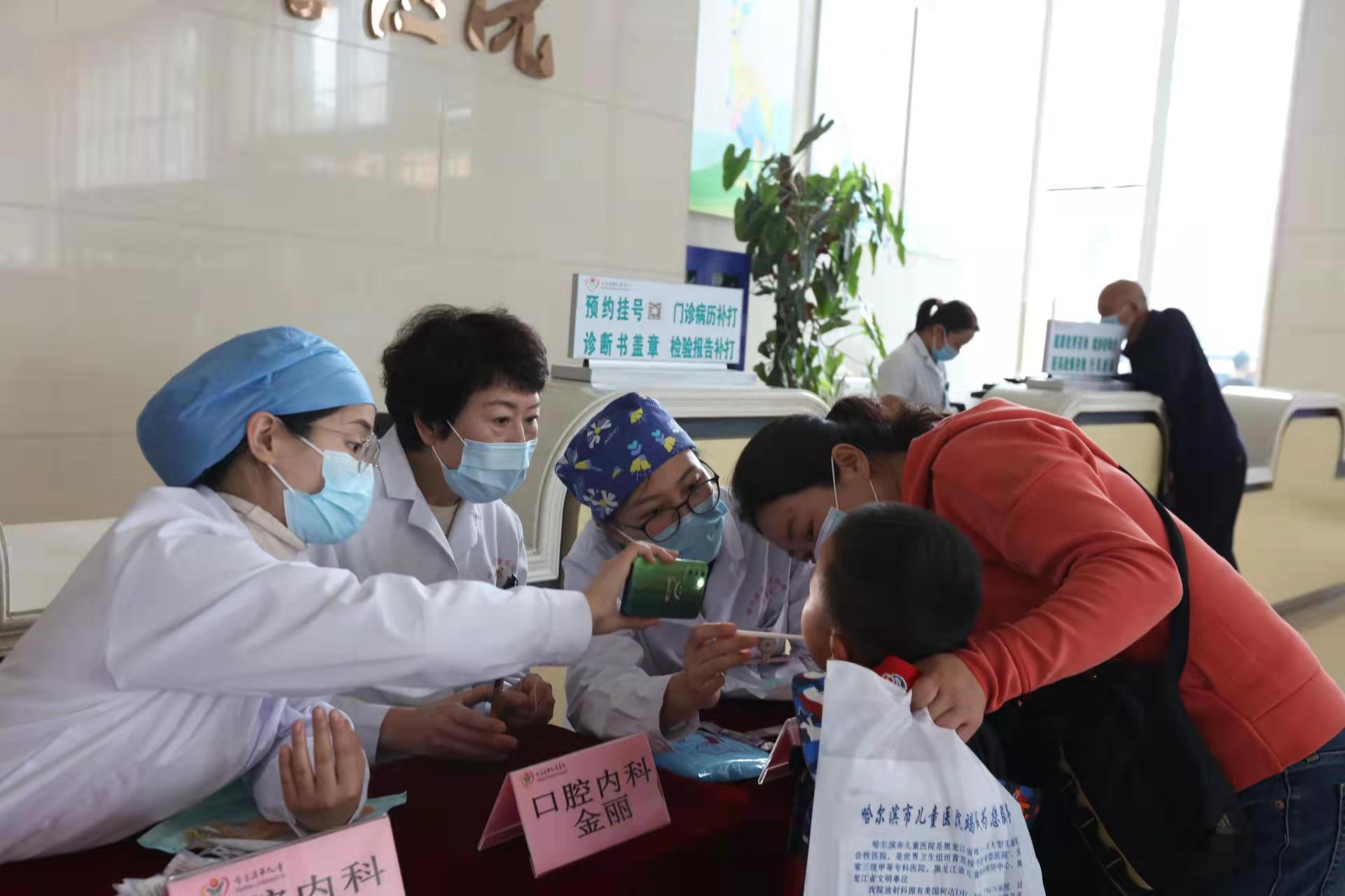 “爱牙日”儿牙医教刷牙哈尔滨医科大学附属哈尔滨儿童医院口腔科医生强调“3-5刷牙法则”保持牙齿最佳状态