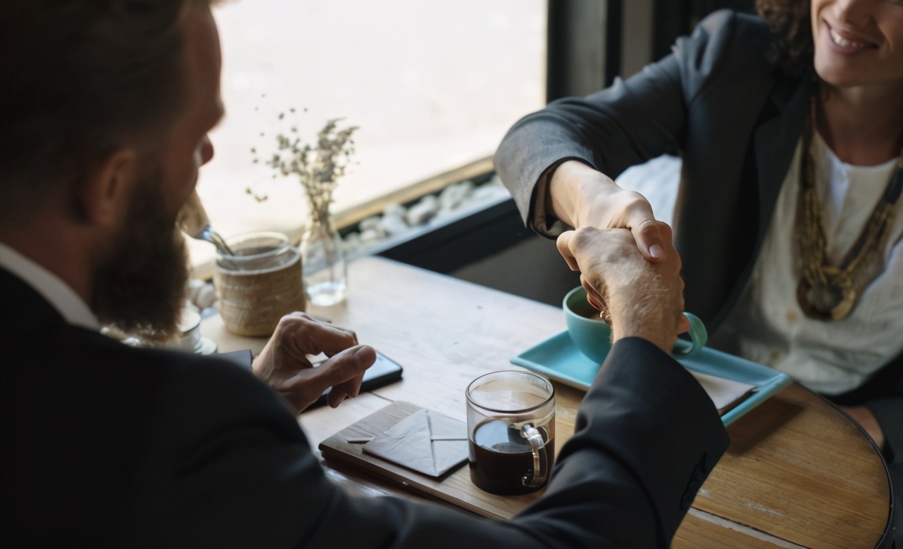 当你被小人陷害该怎么办,如果发现身边有小人陷害你怎么办