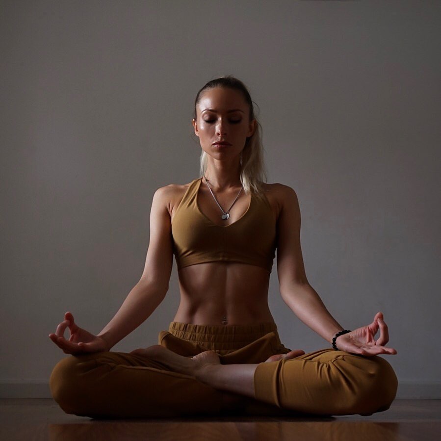 钟丽缇和老公秀双人瑜伽，50岁身材窈窕迷人，不愧是“不老女神”