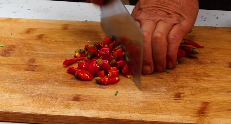 猪头肉这样吃才叫爽，农村大锅一炖，大块吃肉，口感丰富有食欲