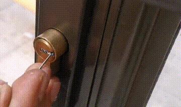 钥匙折在锁芯里怎么才能取出,钥匙断在锁芯无法取出