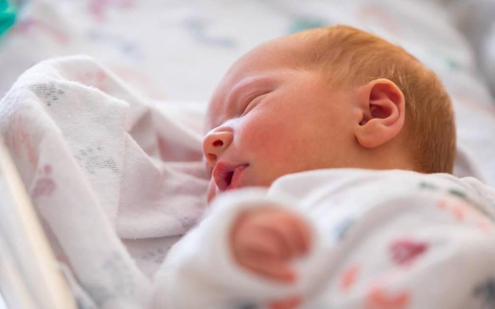 婴儿晚上睡觉翻来覆去在床上打转,婴儿翻来覆去打转