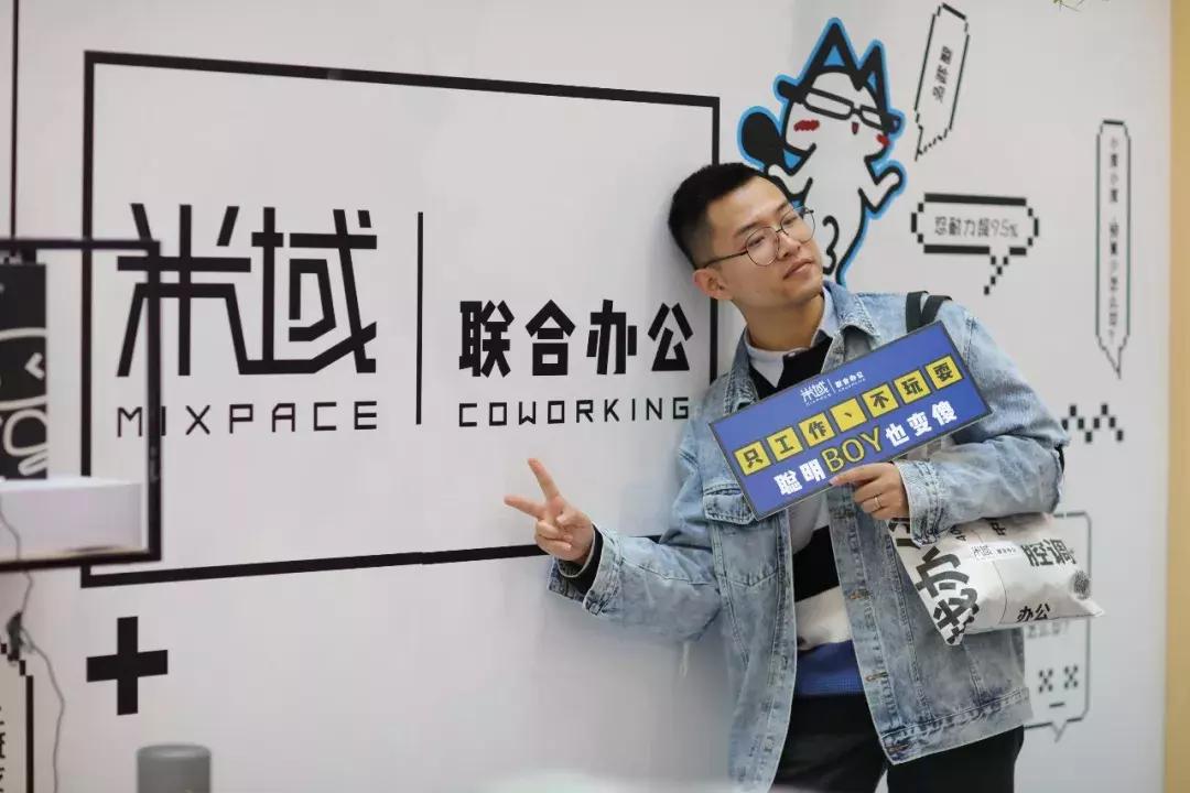 百度在上海再开快闪店！能和机器玩变脸，还能给自己做表情包！