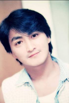 完成学业去打拼,何家劲复出拍戏