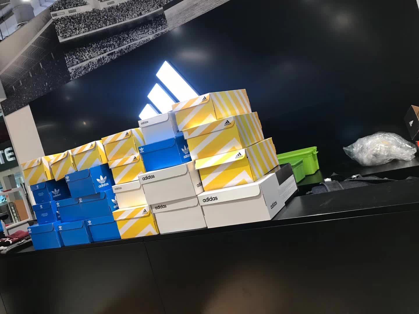 现在买阿迪耐克的多吗,临街的耐克阿迪为啥这么便宜