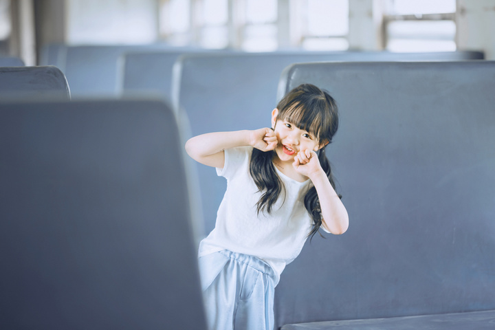 他所拍摄的萌娃温暖人心,满足了你对女儿的全部幻想