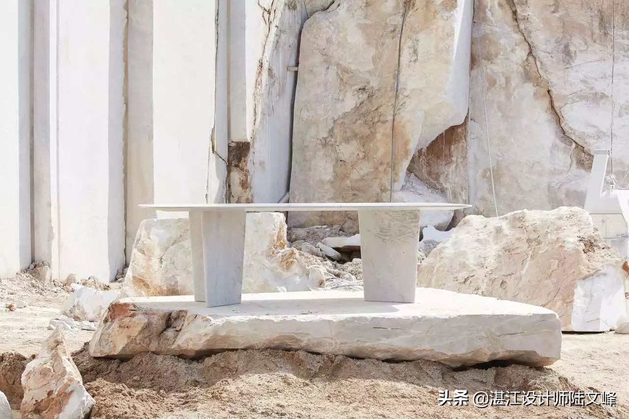 大理石瓷砖永不过时的地砖颜色,有大理石纹的浅灰色瓷砖