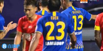 中超再现大规模冲突，裁判遭20余人包围，保安出动才能离场