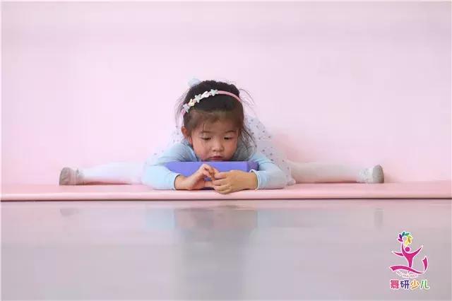 家长说孩子身体硬不想学舞蹈了,孩子不想学舞蹈该怎么去引导