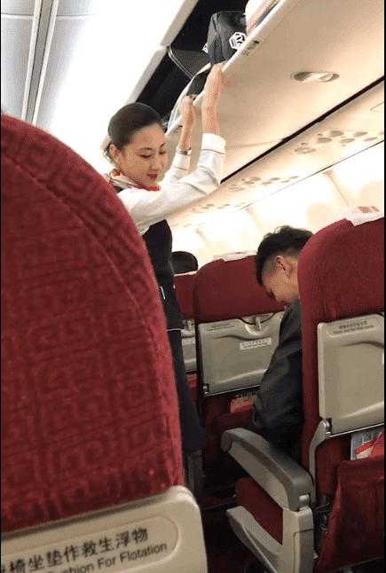 男子飞机上遇到奇葩空姐,男子在飞机上戏弄空姐