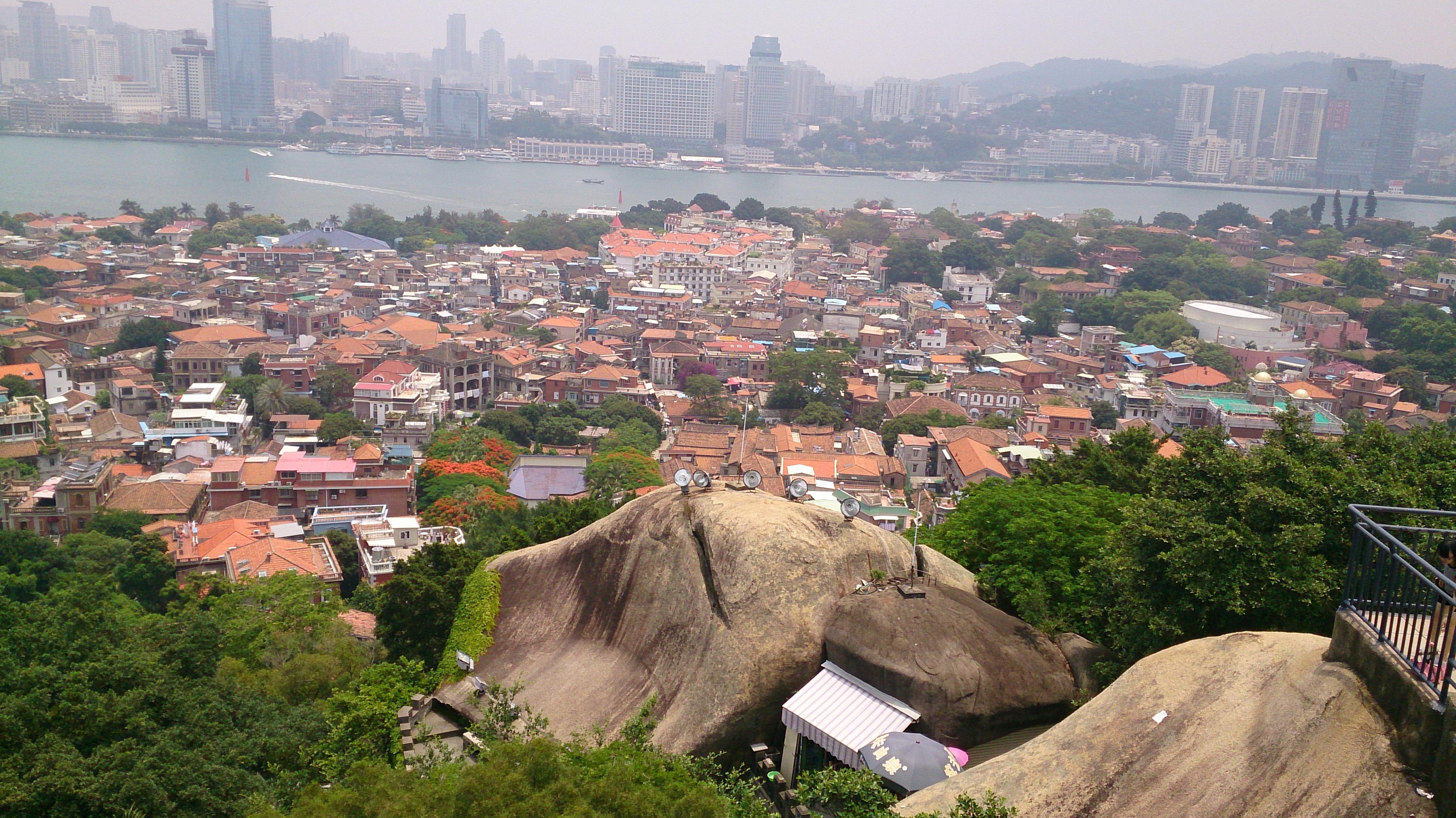 100多年，鼓浪屿从采石场、乱坟岗到公共租界，再到著名风景区