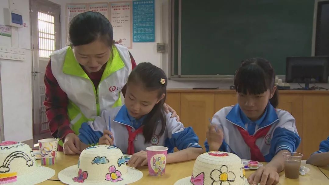 星期天小孩子特别开心,一到周末小孩就开心