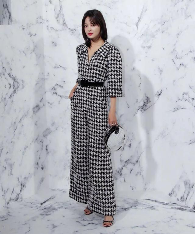 千鸟格再掀时尚潮流，穿对减龄提气质，再不是妈妈们的专属了