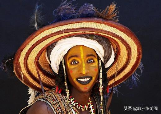 非洲原始部落的“时尚”装扮