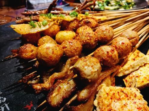 《李不管把把烧VS何师烧烤，谁更胜一筹？》