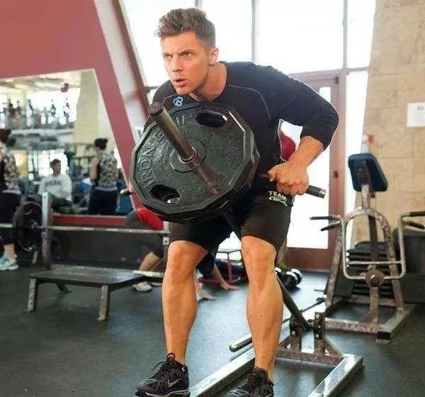 26岁小伙增肌健身,男子健身一年胸肌“暴长”