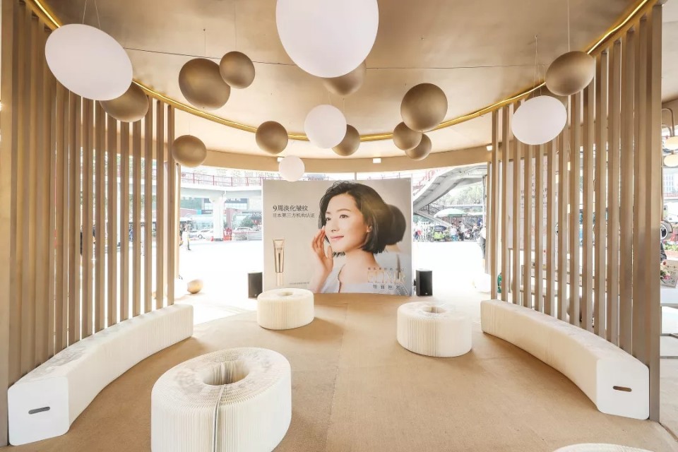 万茜代言怡丽丝尔现场,万茜出席品牌活动