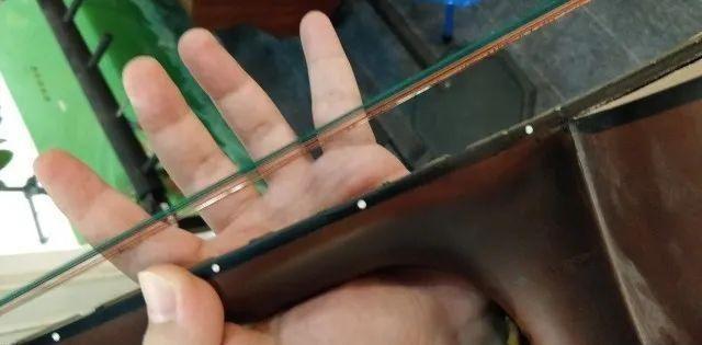 吉他新手扫弦容易弹的歌,新手学吉他如何挑选吉他购买吉他