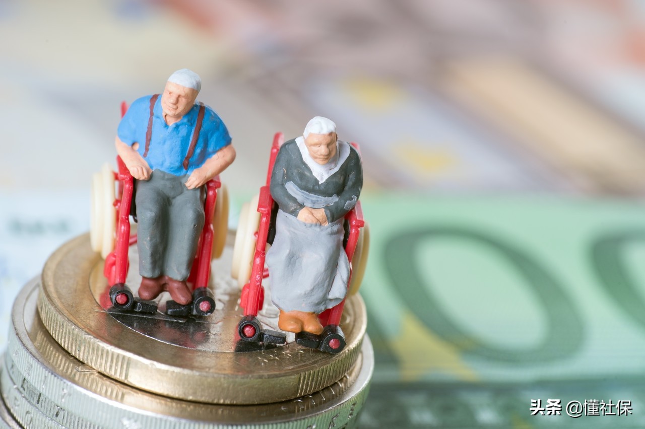 老家征地缴了养老保险在外地工作,老家交的农保在异地退休前要退吗