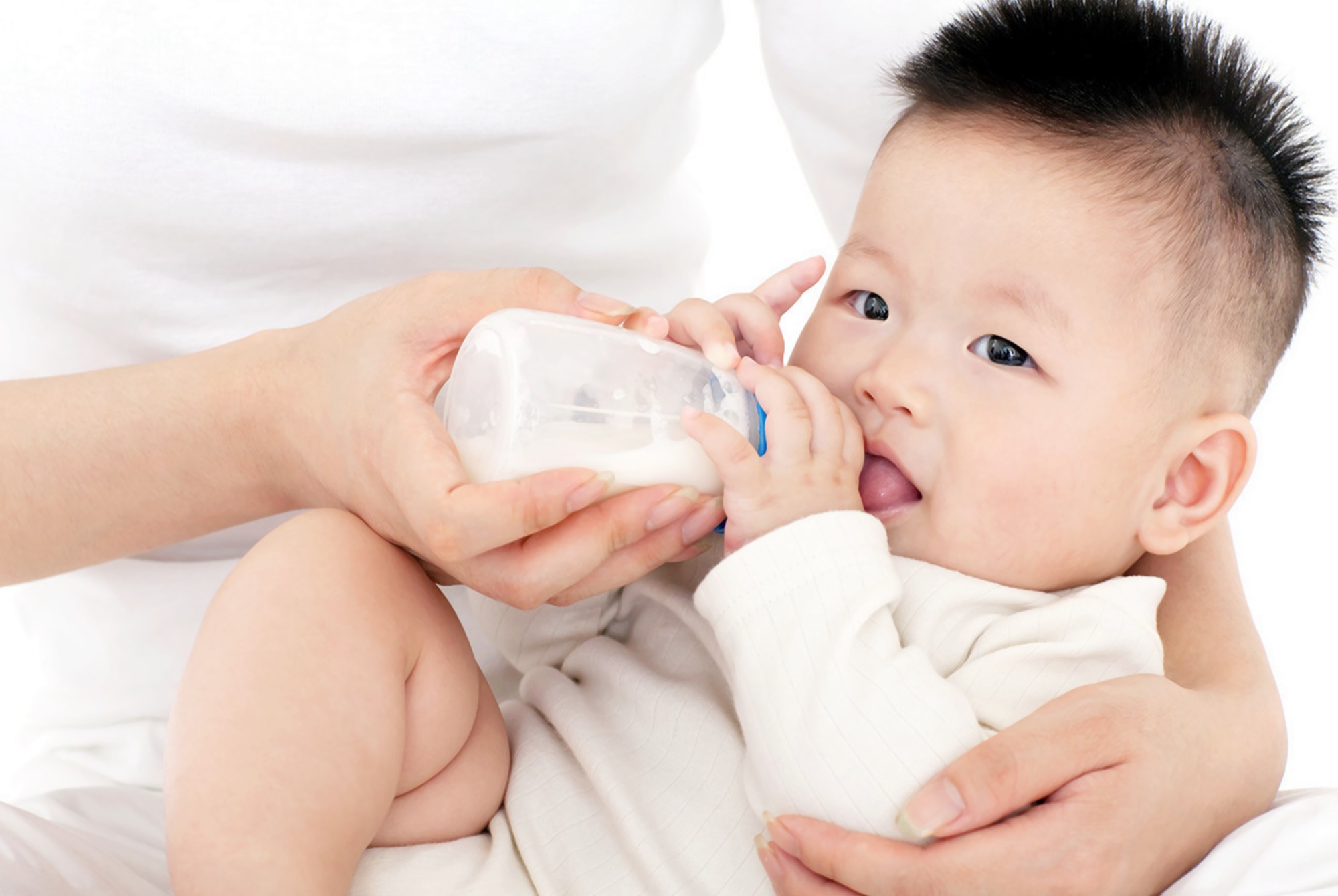 新生儿吐奶怎么办拍背,新生儿爱吐奶拍了嗝还吐怎么办