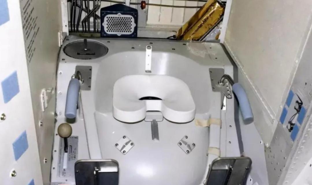 神舟十三号航天员怎么在太空生活,神舟十三号太空舱如何上厕所