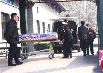 开车遇到丧葬车队怎么做,私家车当送丧车队有什么禁忌