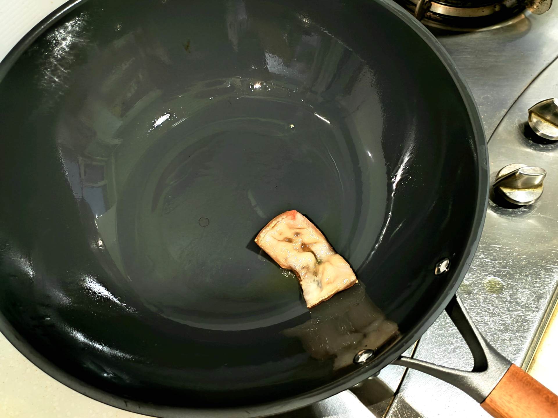 为了突破厨艺瓶颈,这个锅我背了,三禾窒氮轻铁锅使用体验