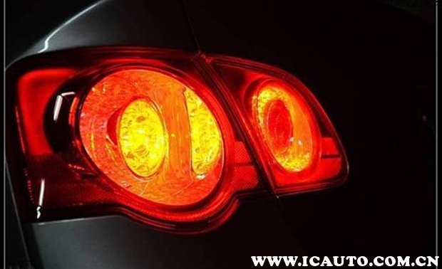 刹车灯一直亮熄火也亮怎么解决,高位刹车灯亮但是左右刹车灯不亮