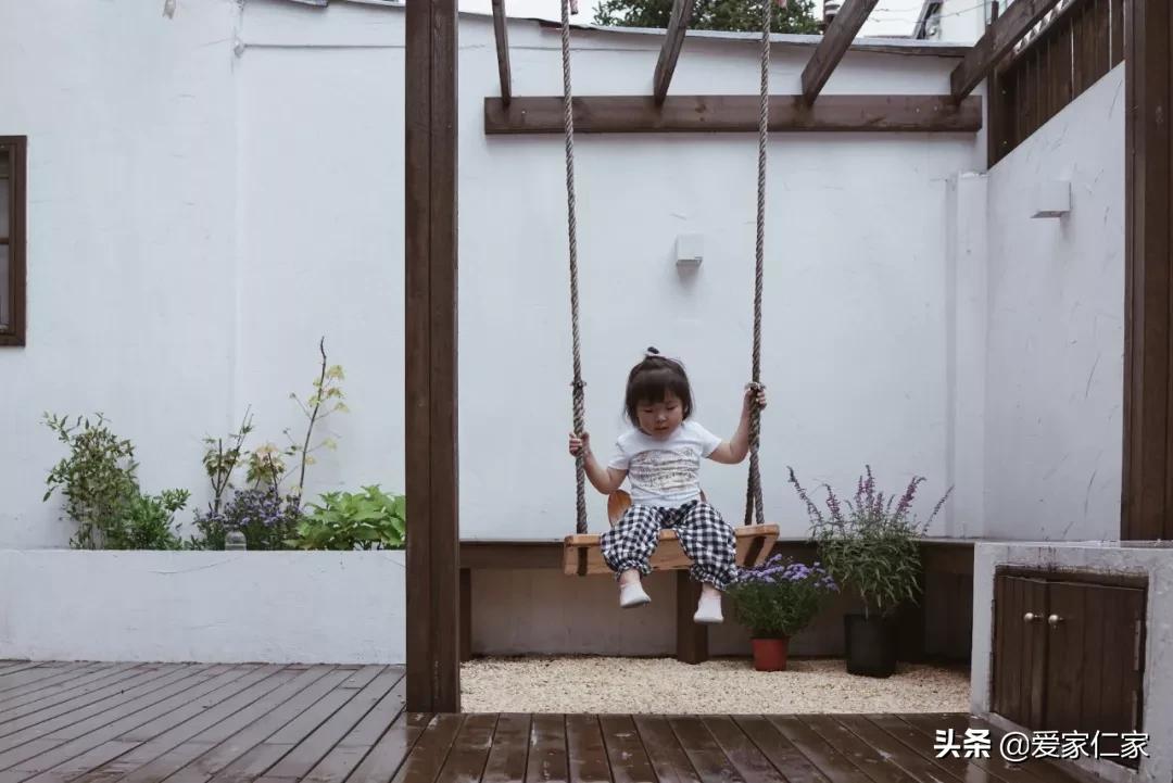 她买下32㎡上海老旧学区房，为女儿打造小桃园，20㎡超舒适大庭院