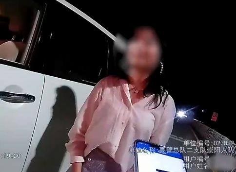 00后女生无证驾驶视频,00后少女假扮大妈