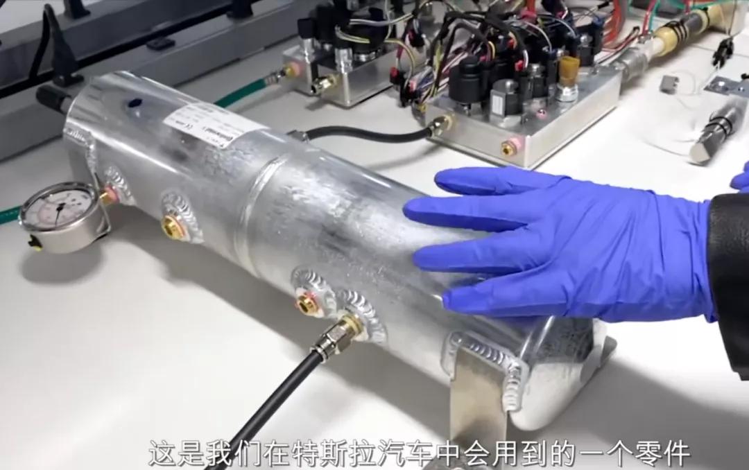 齐了！*博兰**基尼口罩、苹果面具、迪奥洗手液、戴森呼吸机……大牌跨界这样干