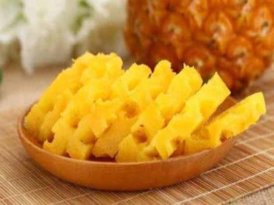 菠萝为什么要用盐水泡一会儿,菠萝为什么要在盐水中泡一会儿