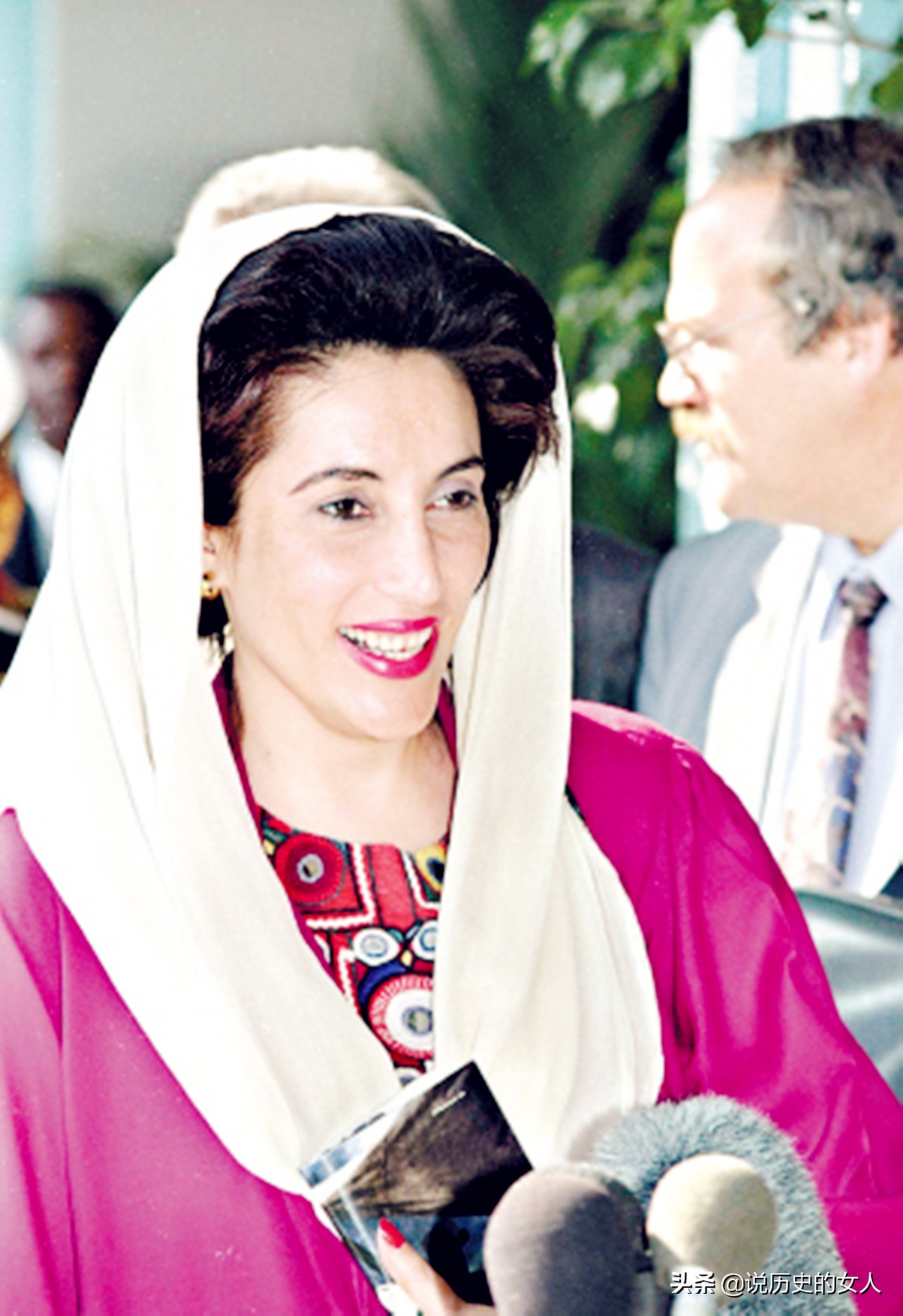 巴基斯坦总理“铁蝴蝶”贝·布托：35岁做总理，54岁遭*杀暗**