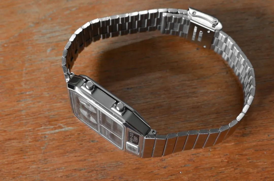 西铁城Ana-DigiTemp:怪异与奇妙的结合体