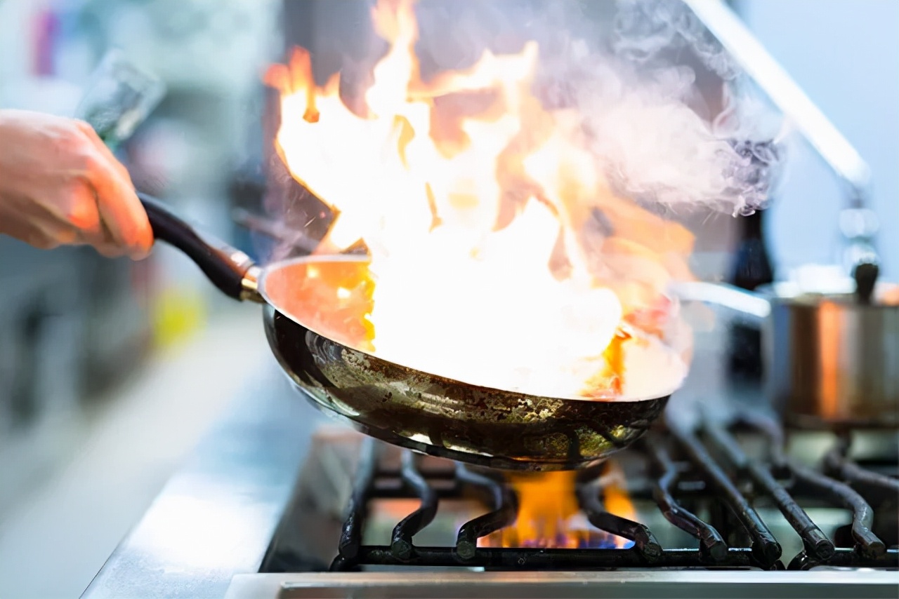 油锅着火别着急下一句,油锅起火别慌这几招都能用