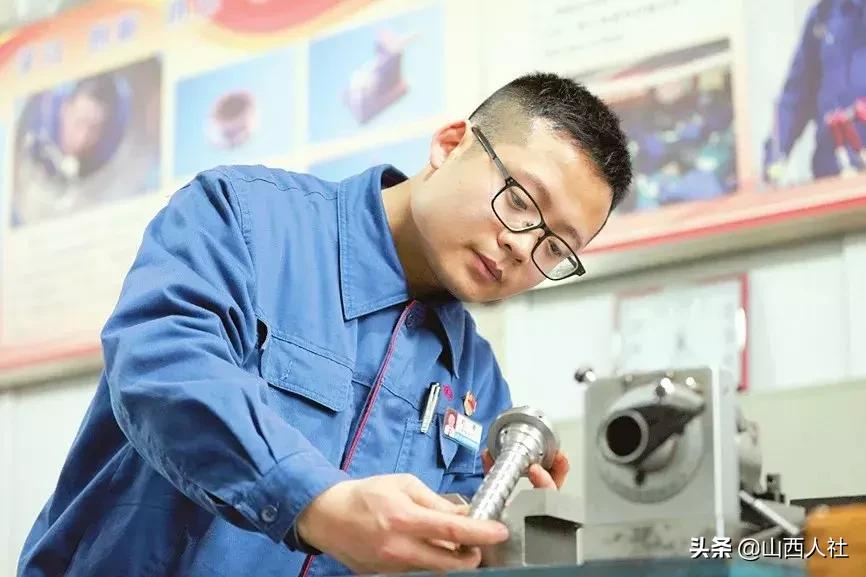 【人人持证技能社会】刘希：90后钳工电钻打孔鹌鹑蛋